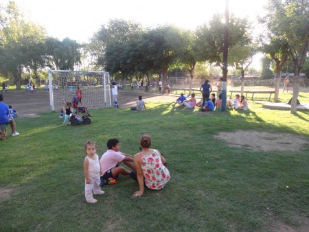 LA AMPLITUD DE LOS ESPACIOS LATERALES, HACEN QUE NUESTRA CANCHA SEA ADEMAS DE UN LUGAR DEPORTIVO, UN SECTOR FAMILIAR DONDE DISFRUTAR UN ENCUENTRO AMIGABLE